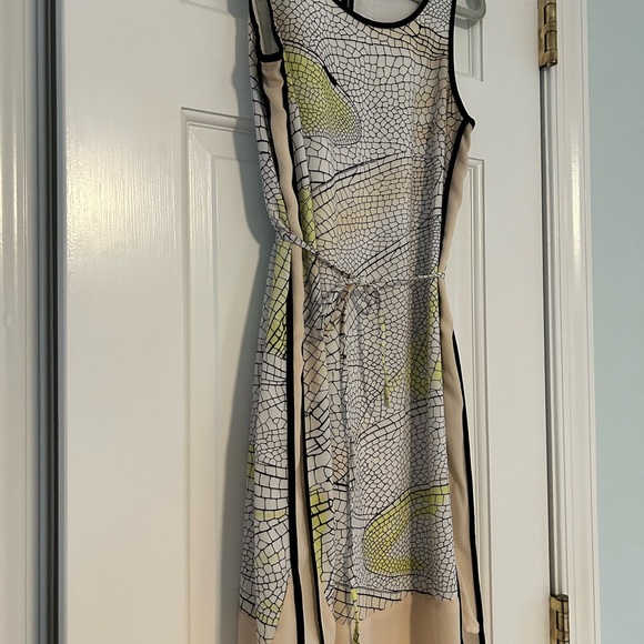 Chic High-Low Dress with Geometric Pattern - Picture 2 of 5